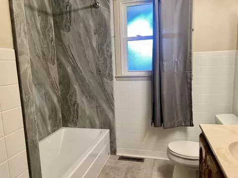 Bath - 915 Morgan St, Normal, IL 61761 photo 3 of 5