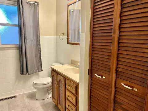 Bath - 915 Morgan St, Normal, IL 61761 photo 2 of 5