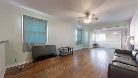 Living - 915 Morgan St, Normal, IL 61761 photo 3 of 4