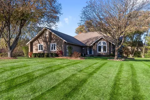 6112 Misty Pine Ct, Crystal Lake, IL 60012