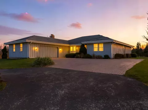 195 Clover Hill Ln, North Barrington, IL 60010