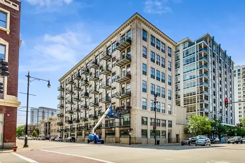 1801 S Michigan Ave #104, Chicago, IL 60616