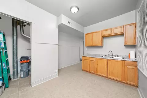 Kitchen - 815 W 76th St, Chicago, IL 60620 photo 4 of 4