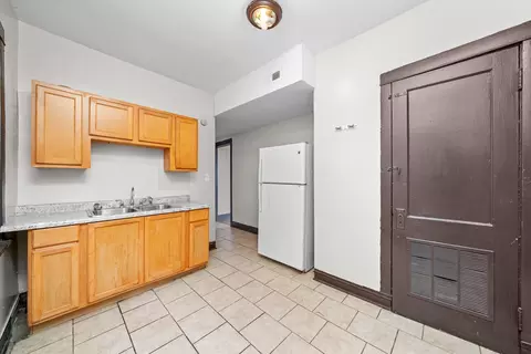 Kitchen - 815 W 76th St, Chicago, IL 60620 photo 2 of 4
