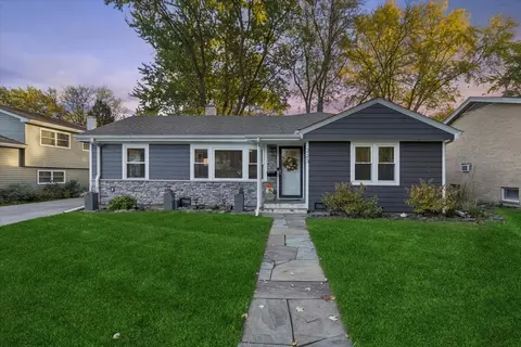 223 W Glade Rd, Palatine, IL 60067