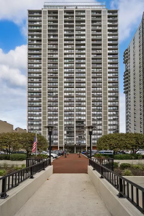 5733 N Sheridan Rd #28B, Chicago, IL 60660