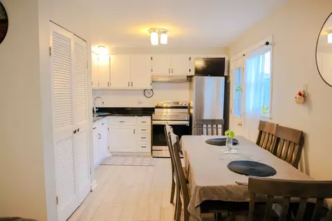 Kitchen - 8904 Robin Dr #0, Des Plaines, IL 60016 photo 2 of 3