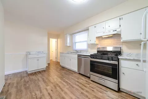 Kitchen - 209 E Pineview Dr, Round Lake Park, IL 60073 photo 2 of 3