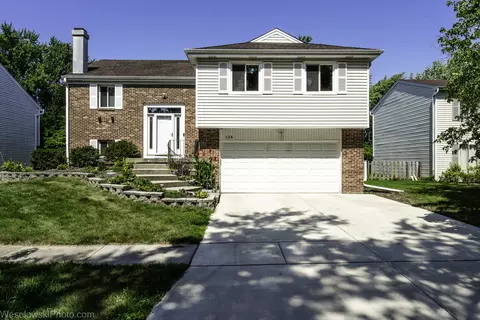 124 Midway Ln, Vernon Hills, IL 60061