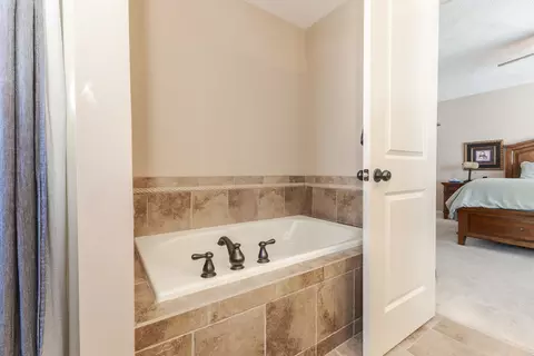 Bath - 1646 Belclare Rd, Normal, IL 61761 photo 2 of 4