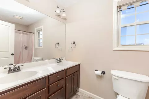 Bath - 1646 Belclare Rd, Normal, IL 61761 photo 3 of 4