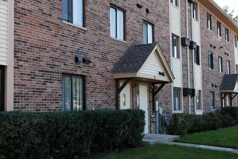 5 Echo Ct #12, Vernon Hills, IL 60061