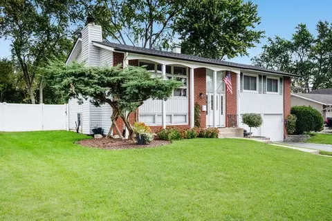 6117 Allan Dr, Woodridge, IL 60517