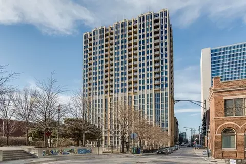 700 N Larrabee St #1406, Chicago, IL 60654