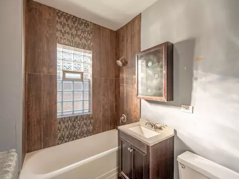 Bath - 6218 S Artesian Ave, Chicago, IL 60629 photo 2 of 3