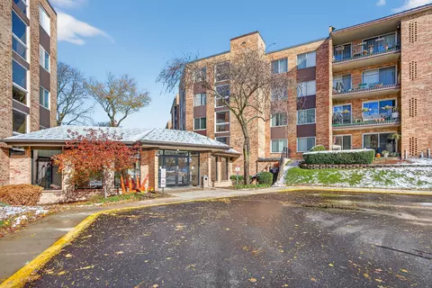 500 W Huntington Commons Rd #253, Mount Prospect, IL 60056
