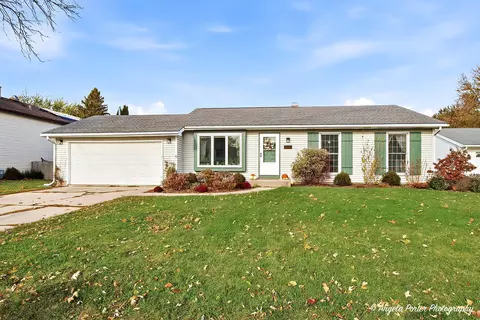 5106 W Greenbrier Dr, Mchenry, IL 60050
