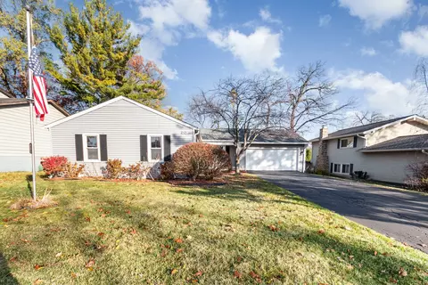 2424 E Thornwood Dr, Lindenhurst, IL 60046