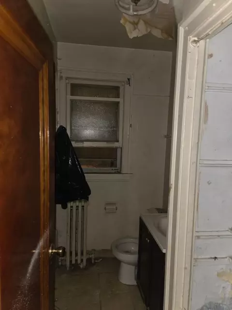 Bath - 1038 W 104th St, Chicago, IL 60643 photo 1 of 2
