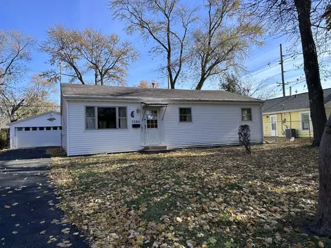 1204 Garden Hills Dr, Champaign, IL 61821