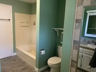 Bath - 523 Barden St, Morrison, IL 61270 photo 2 of 5
