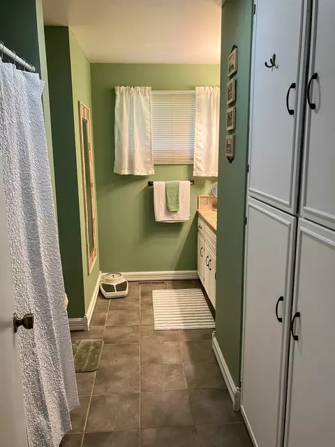 Bath - 523 Barden St, Morrison, IL 61270 photo 1 of 4