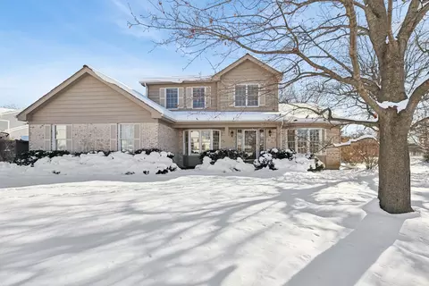 14870 King Dr, Green Oaks, IL 60048