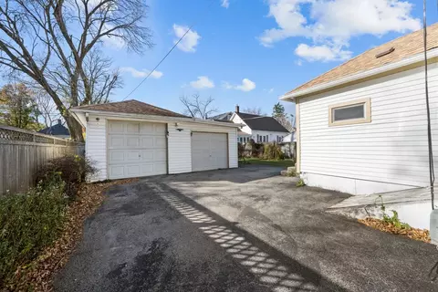 Exterior - 644 Oak Ave, Aurora, IL 60506 photo 1 of 4