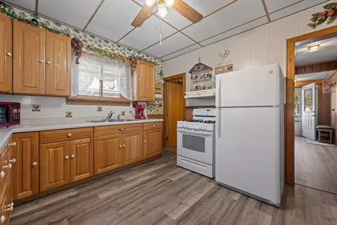 Kitchen - 644 Oak Ave, Aurora, IL 60506 photo 2 of 3