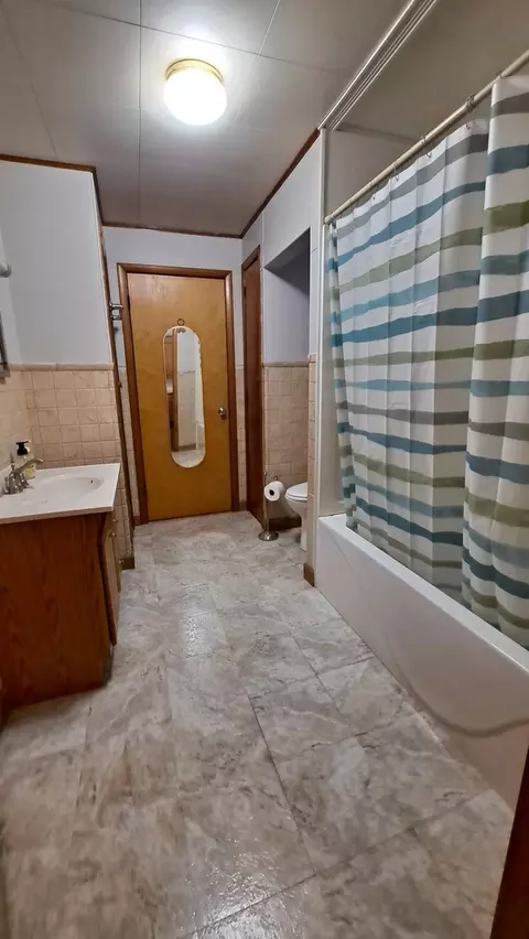 Bath - 2585 E 450th Rd, Oglesby, IL 61348 photo 1 of 2