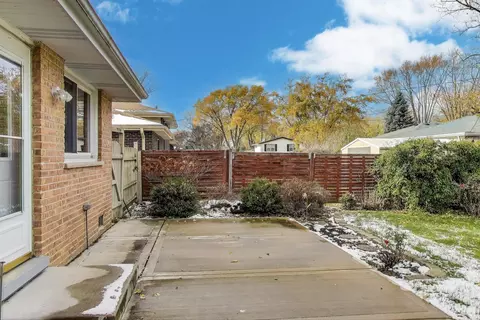 Exterior - 910 E Aster Ave, Palatine, IL 60074 photo 5 of 8