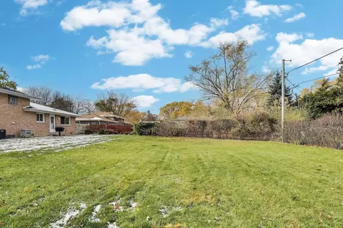 Exterior - 910 E Aster Ave, Palatine, IL 60074 photo 7 of 8