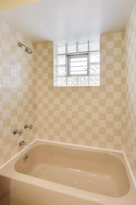 Bath - 910 E Aster Ave, Palatine, IL 60074 photo 2 of 3