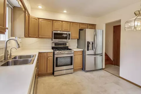 Kitchen - 910 E Aster Ave, Palatine, IL 60074 photo 1 of 2