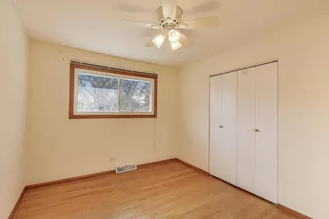 Bedroom - 910 E Aster Ave, Palatine, IL 60074 photo 4 of 7