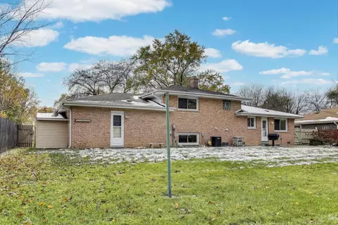 Exterior - 910 E Aster Ave, Palatine, IL 60074 photo 3 of 8