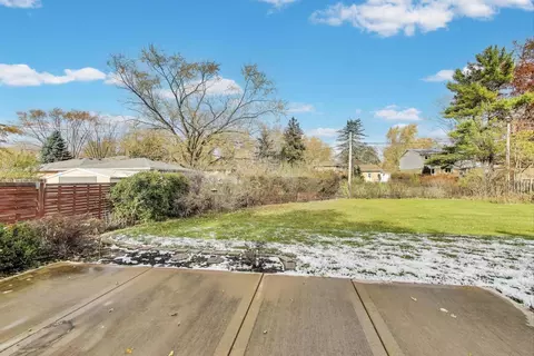 Exterior - 910 E Aster Ave, Palatine, IL 60074 photo 4 of 8