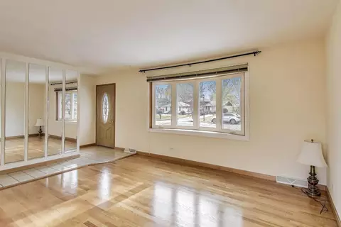 Living - 910 E Aster Ave, Palatine, IL 60074 photo 3 of 5