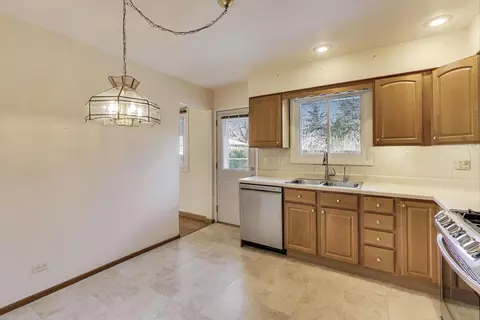 Kitchen - 910 E Aster Ave, Palatine, IL 60074 photo 2 of 2