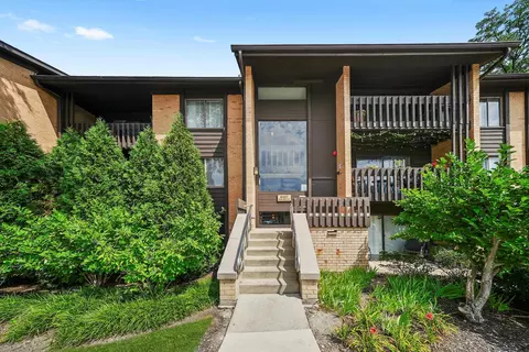 6107 Knoll Valley Dr #308, Willowbrook, IL 60527