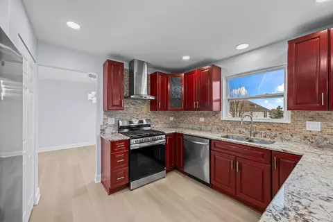 Kitchen - 400 Diamond Back Way, Algonquin, IL 60102 photo 3 of 3