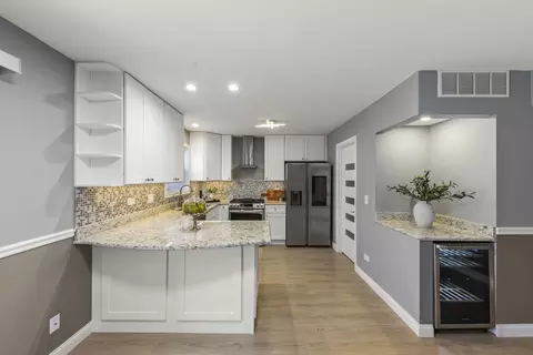 Kitchen - 903 Old Oak Cir, Algonquin, IL 60102 photo 2 of 4