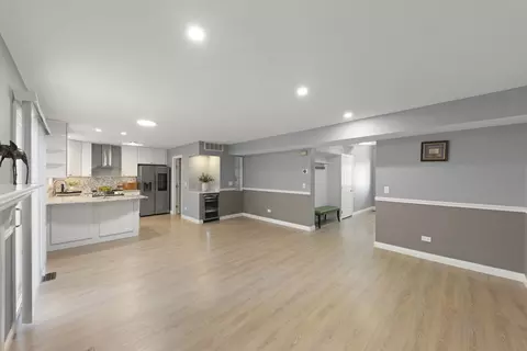 Living - 903 Old Oak Cir, Algonquin, IL 60102 photo 3 of 4