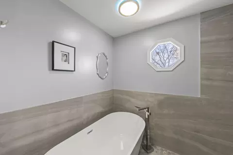 Bath - 903 Old Oak Cir, Algonquin, IL 60102 photo 4 of 7