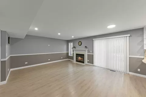 Living - 903 Old Oak Cir, Algonquin, IL 60102 photo 2 of 4