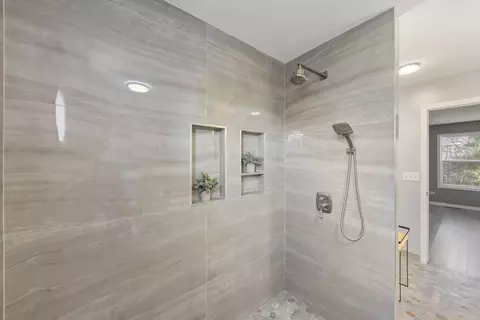 Bath - 903 Old Oak Cir, Algonquin, IL 60102 photo 6 of 7