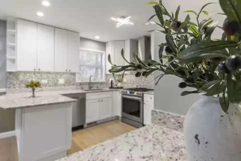 Kitchen - 903 Old Oak Cir, Algonquin, IL 60102 photo 3 of 4