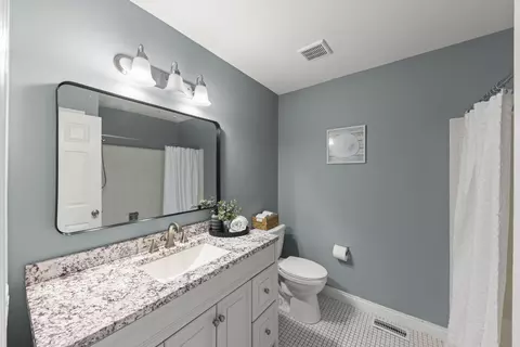 Bath - 903 Old Oak Cir, Algonquin, IL 60102 photo 7 of 7