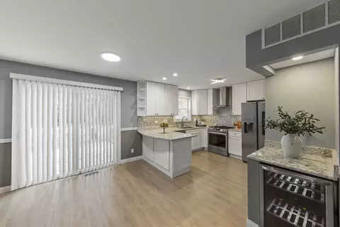 Kitchen - 903 Old Oak Cir, Algonquin, IL 60102 photo 1 of 4
