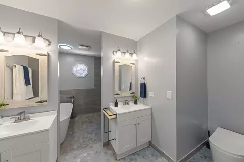 Bath - 903 Old Oak Cir, Algonquin, IL 60102 photo 3 of 7